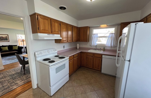 Cheerful 2 bedroom with patio: Pacific University, downtown FG, Wine country