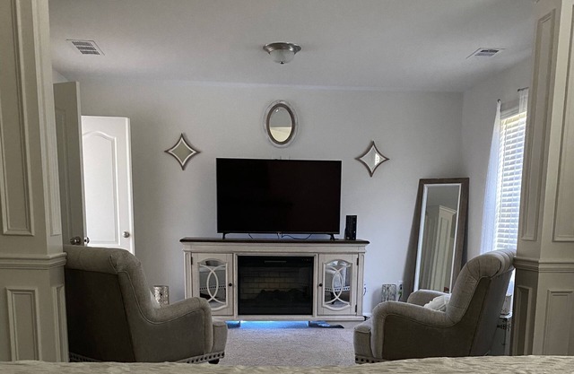 Cheerful 2 Bedrooms Home with Fireplace