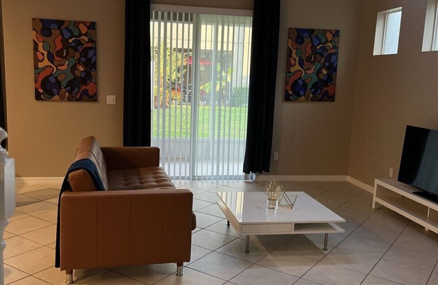Cheerful 3/3 townhouse located in Ocoee, FL