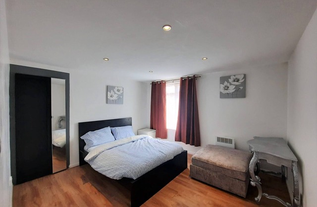 Cheerful 3-Bed House with Free Parking- Colchester