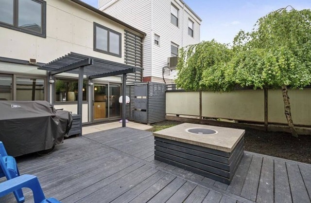 Cheerful 3 bed room home close to restaurants & bars.
