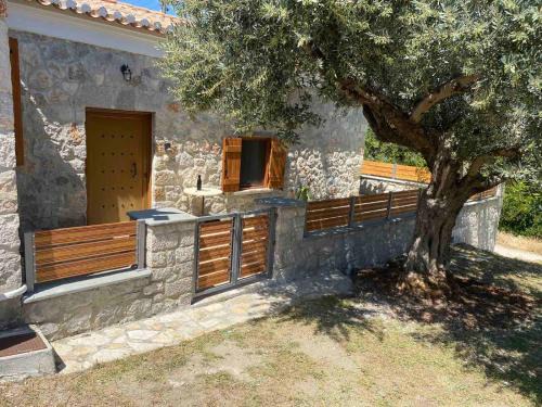 Cheerful 3 bedroom cottage with indoor fireplace