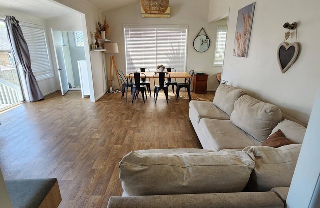 Cheerful 3 bedroom home in Stanmore Bay!