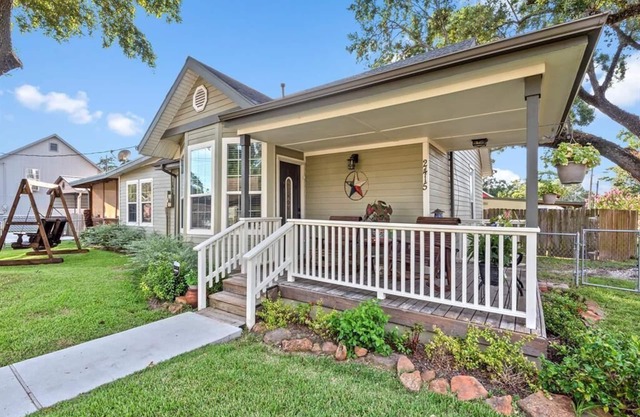 Cheerful 3 Bedroom Home with Loft