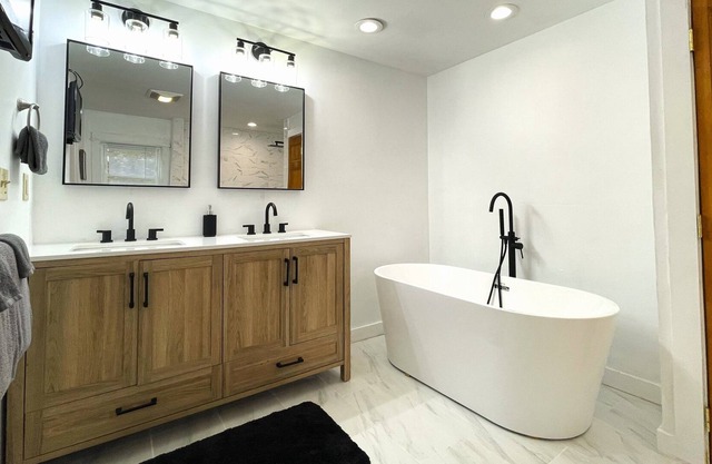 Cheerful 3-Bedroom Home with Hot Tub