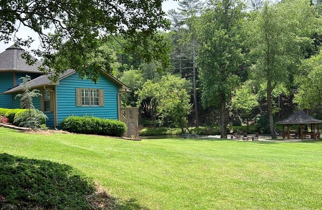 Cheerful 3 bedroom relaxing riverfront cabin with outdoor jacuzzi and Tv