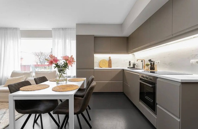 Cheerful 3BR | Down Town | Newly Renovated