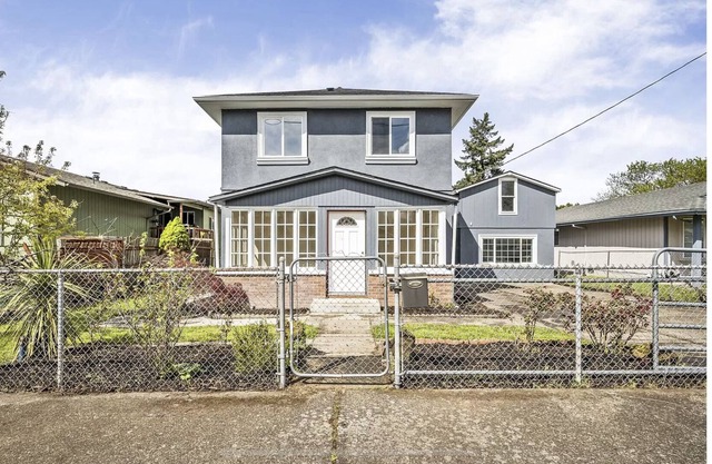 Cheerful 4 B/room remodeled spacious home, close to transport, restaurants,bars