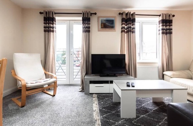 Cheerful 4 bedroom house - sleeps 6 with parking