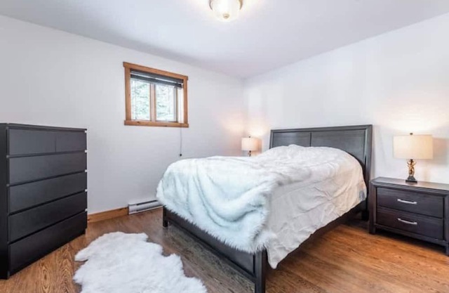 Cheerful 4 bedroom chalet with hot tub