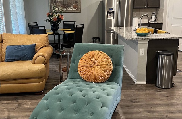 Cheerful 4 bedroom home with free parking garage.
