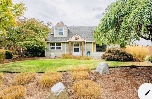 Cheerful 4 bedroom home with fireplace!