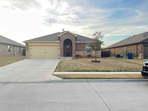 Cheerful 4-bedroom home with free parking garage.