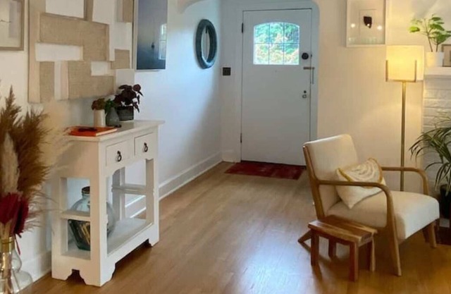 Cheerful 4-Bedroom Home, Walkable Neighborhood
