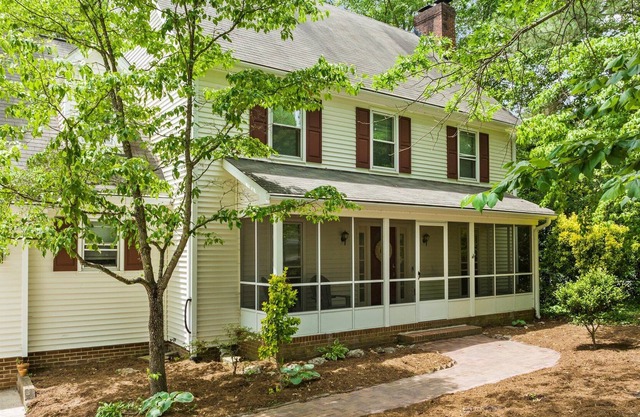 Cheerful 4 bedroom with home office near shopping