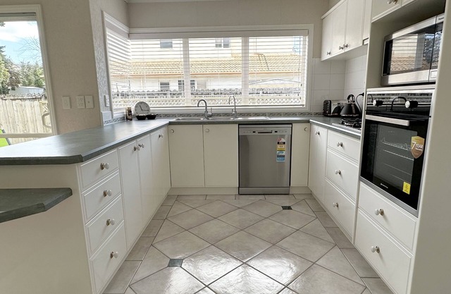 Cheerful 4 bedrooms home with stunning sunshine
