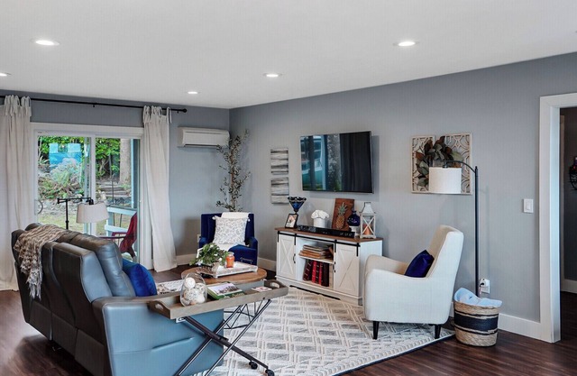 Cheerful 4bed, 2bath deck w/city views PetFriendly!