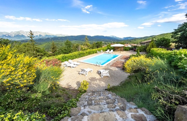 Cheerful 5-bedroom villa with pool and tennis