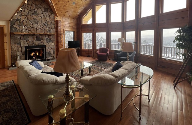 Cheerful and spacious log home4 bedroom 3 1/2 bath