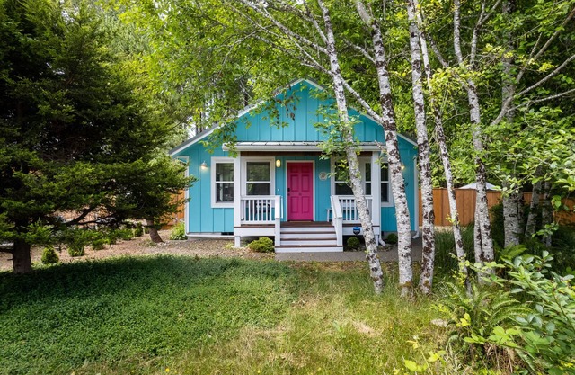 Cheerful coastal cottage w/hot tub - 2 min walk from the beach!