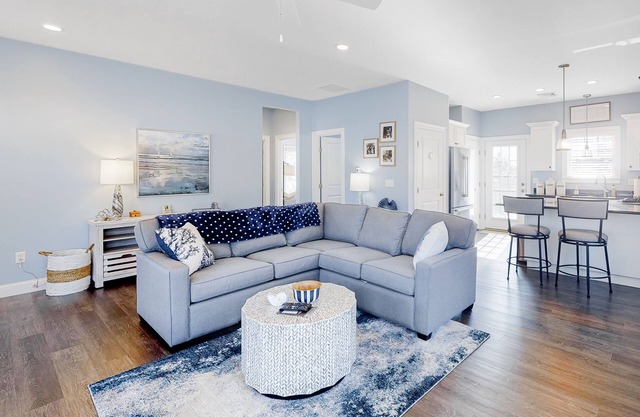 Cheerful condo w/central AC, private washer/dryer, on-site pool