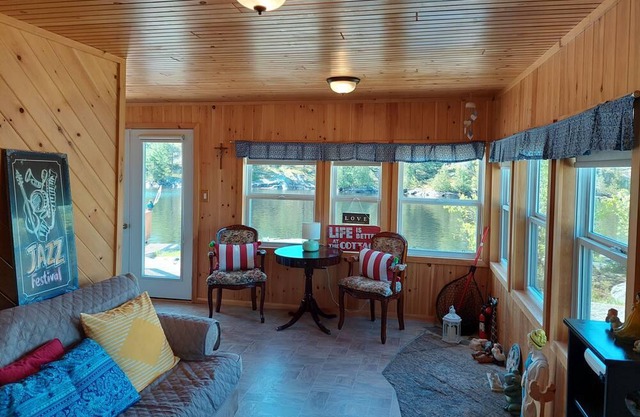 Cheerful Cottage & Great Waterfront View