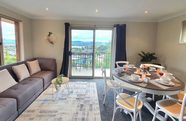 Cheerful home in Austin Ferry, Great View