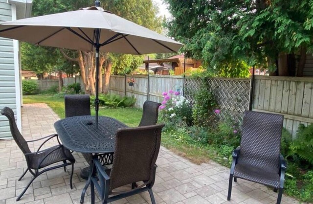 Cheerful home on large lot near lake and Montreal