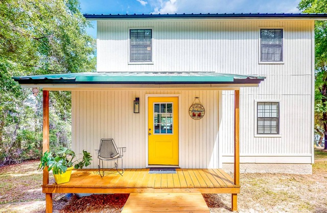 Cheerful lake house with a large deck, kayaks, washer/dryer, and central AC