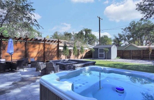 Cheerful Lake House minutes from all Colorado Springs has to offer!