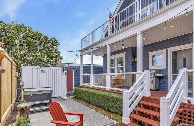 Cheerful Old Town 3 bedroom with hot tub & a view!