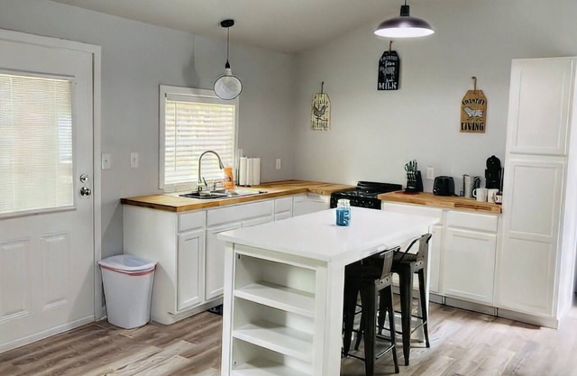 Cheerful One Bedroom Remodeled Tiny Home, close to everything!