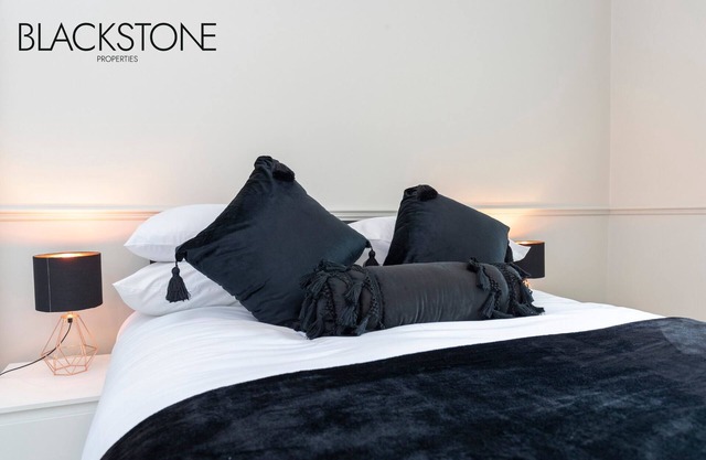 Cheerful one-bedroom house, with on-site parking by Blackstone