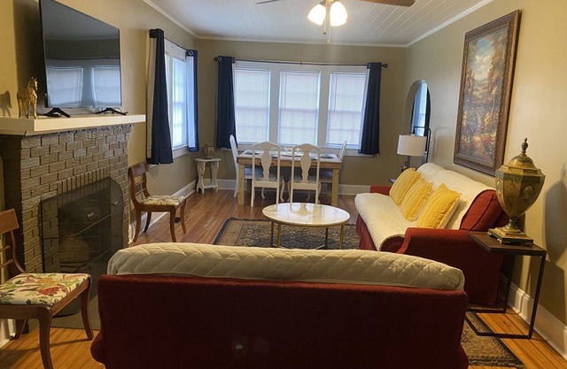 Cheerful Spacious 4 Bedroom 2 Bath & plenty parking