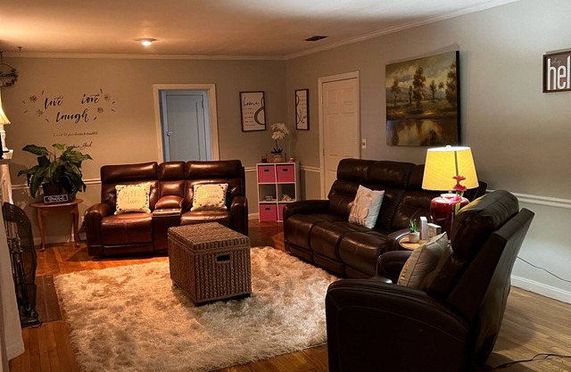Cheerful, Spacious, and Cozy 2 bedroom home with fireplace