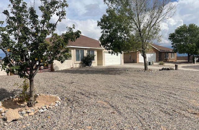 Cheerful Three Bedroom Home with Mountain Views