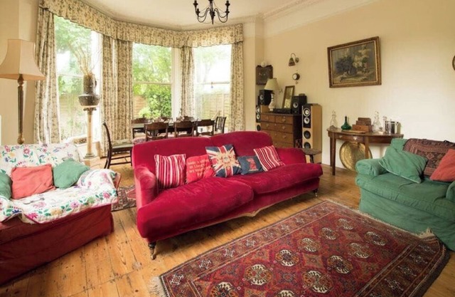 Cheltenham Cozy Retreat with 2 Bedrooms