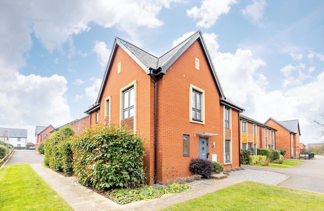 Cheltenham Gold Cup Stay – Two Parking Spaces & EV Charger!