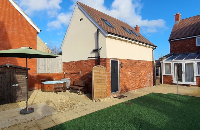 Cheltenham Studio Apartment with Private Hot Tub
