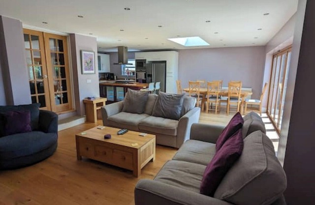 Cheltenham Stylish Large House With bar & hot tub