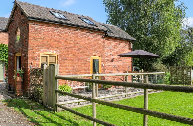 CHEQUER STABLE, romantic, character holiday cottage in Sandbach
