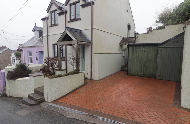CHERITON, pet friendly, character holiday cottage in Pembroke Dock