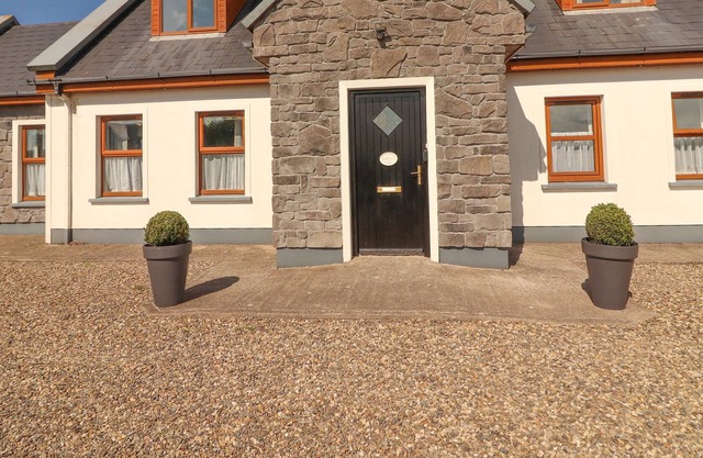 CHERRY BLOSSOM COTTAGE, family friendly in Quilty, County Clare