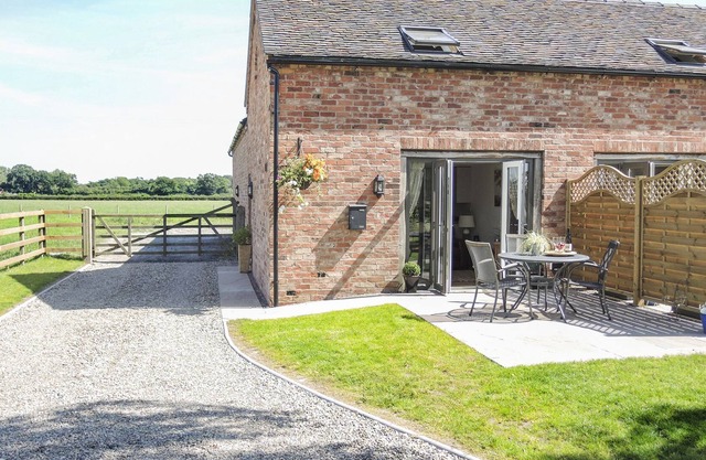 CHERRY TREE BARN, romantic, with a garden in Shawbury