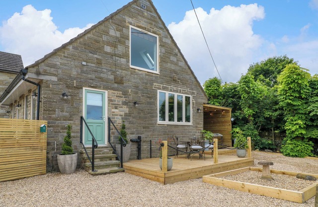CHERRY TREE COTTAGE, pet friendly, with hot tub in Chesterfield