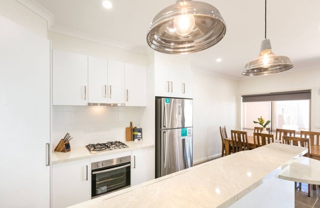 Cherry Villa 1: Luxurious 3BR Inner City Townhouse in Mildura. Free WIFI.