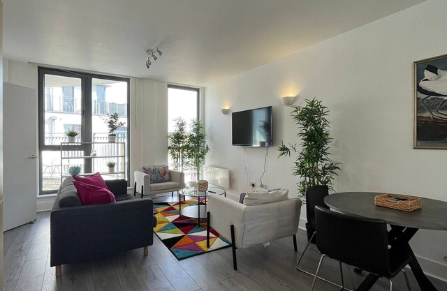 Chertsey, Beautiful Two Bedroom Apartment