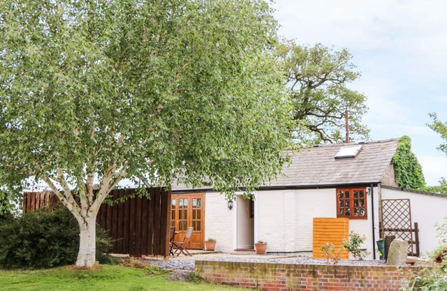 CHESHIRE CHEESE COTTAGE, romantic, with hot tub in Tattenhall