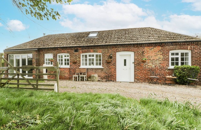 CHESTNUT COTTAGE, pet friendly, country holiday cottage in Filey