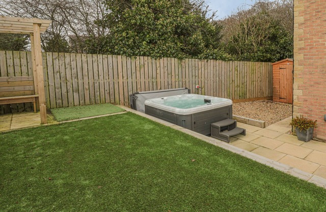 CHESTNUT COTTAGE, pet friendly, with hot tub in Longframlington